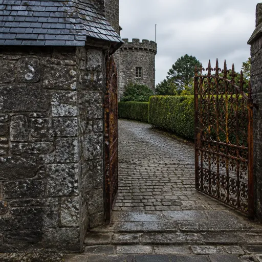 Is Glin Castle still the FitzGerald family home for luxury Irish stays ?